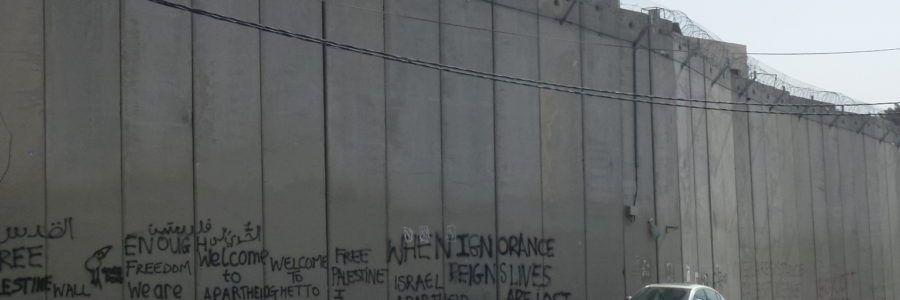 Monströse Mauer in Jerusalem mit Graphiti