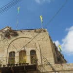 Fahne der Armeebrigade in Hebron auf dem Dach eines Haus
