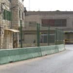 Gitterzäune am Straßenrand in Hebron