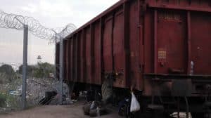 Grenzzaun und Güterwagon an der serbisch-ungarische Grenze