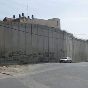 Monströse Mauer in Jerusalem mit Graphiti