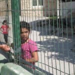 Mädchen hinter Gittern am Straßenrand von Hebron