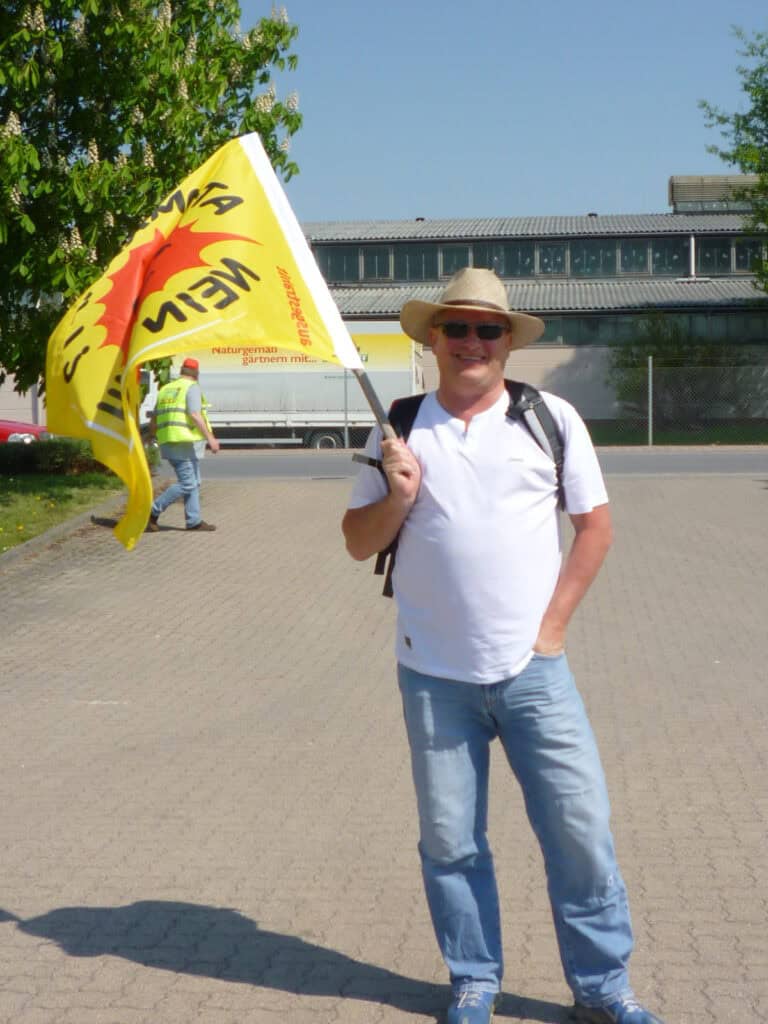 Gerd Bohne mit der Anti-Atom-Fahne